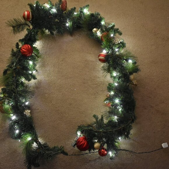 VINTAGE 8Ft Prelit Christmas Garland Pine Garland Spere Lights Berries Pinecone - Picture 10 of 15